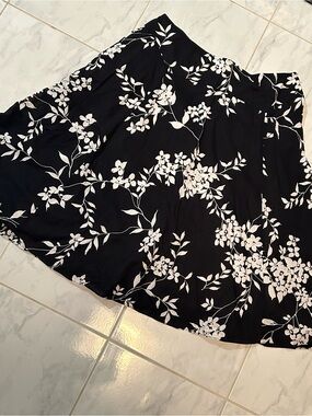 Jones Wear Black Skirt with White Floral Print. Lined. Side zipper.  EUC